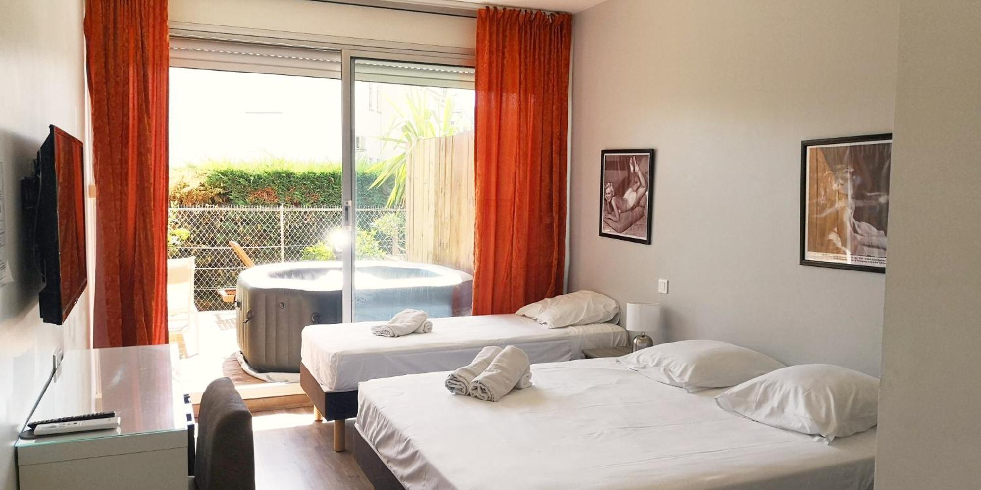 Hotel Sable Et Soleil - Port, Plage Et Jacuzzi Prive Fréjus Zimmer foto